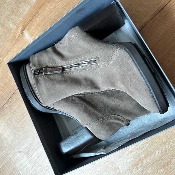 NWOT Aquatalia Ilenia Suede Ankle Boots in Taupe - Picture 9 of 9